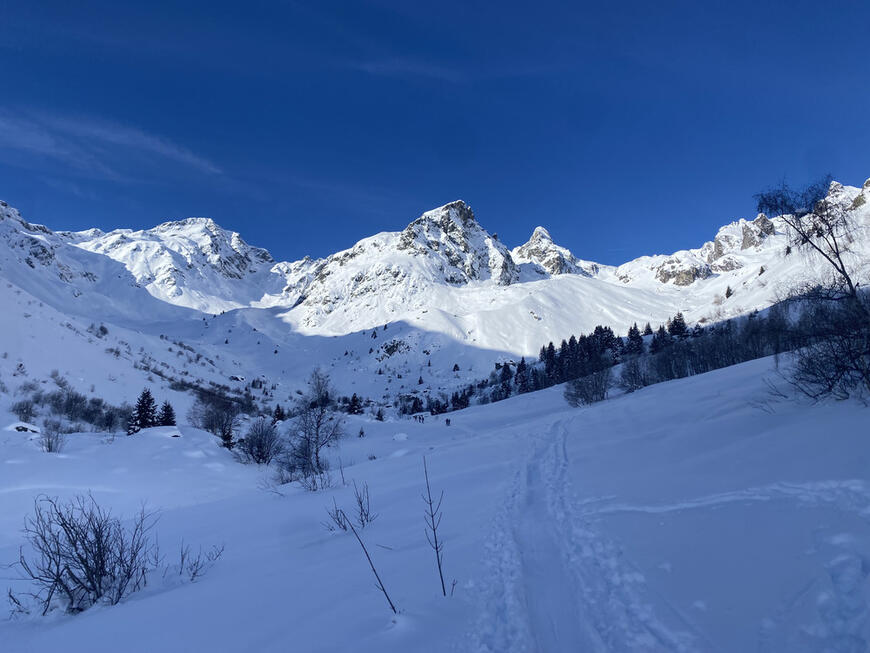 Le fond du vallon bien enneigé Le fond du vallon bien enneigé