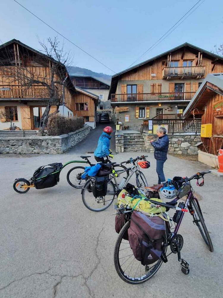 Devant l'auberge Devant l'auberge